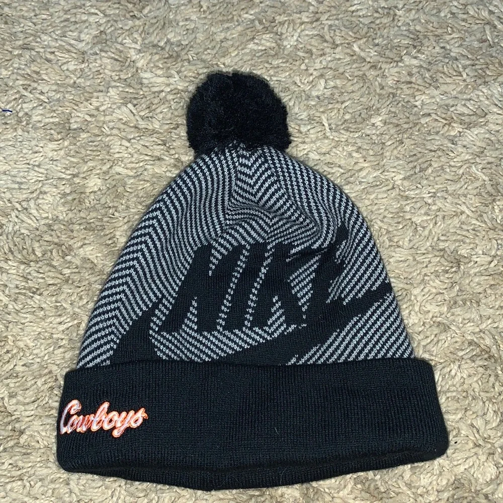 EUC Nike Cowboys Pom beanie